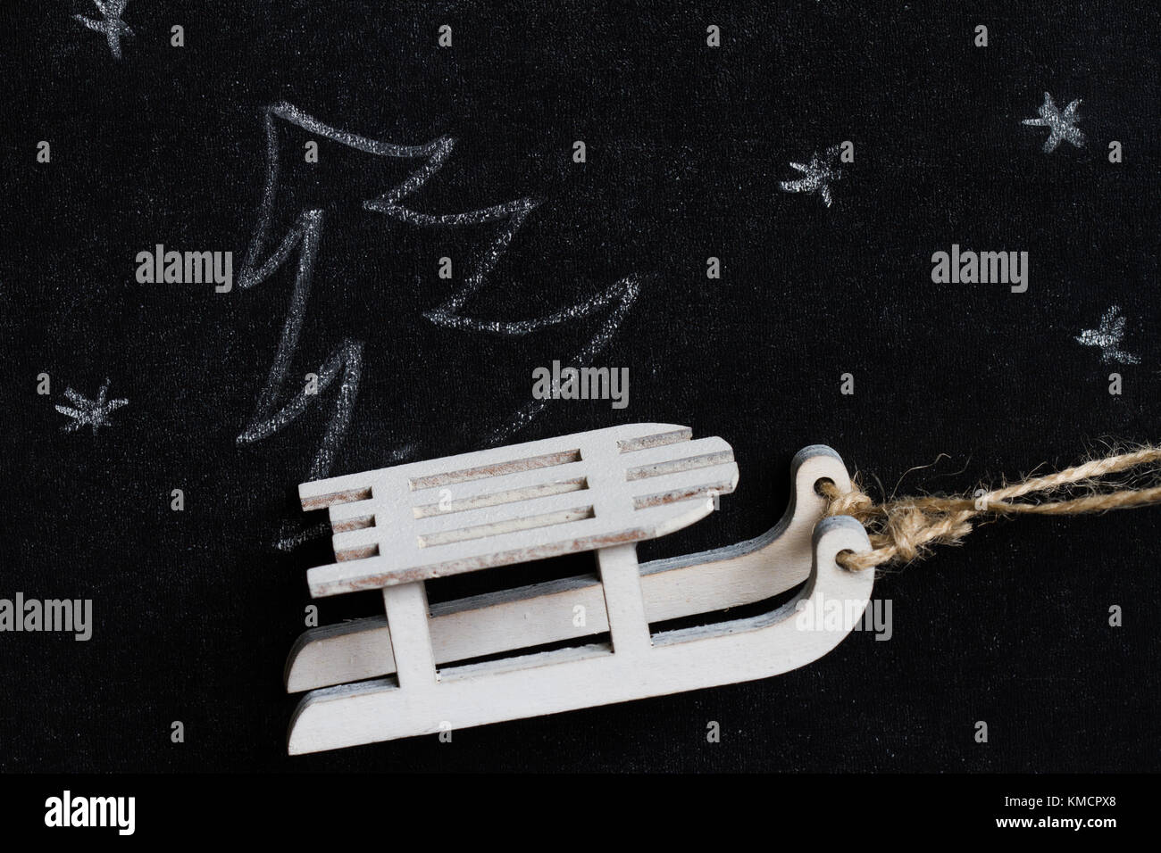 Abstract sfondo di Natale sulla lavagna con struttura ad albero e sled Foto Stock