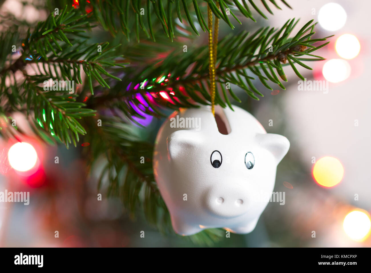 Risparmiare denaro e concetto di natale con il salvadanaio e albero Foto Stock