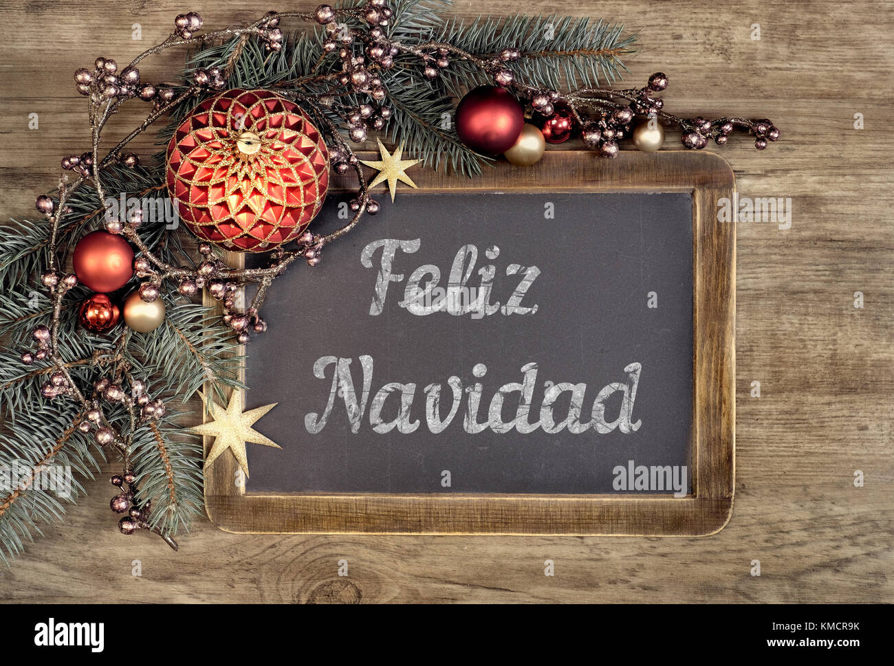 Lavagna decorata con il testo "Feliz Navidad' o 'Buon Natale" in spagnolo  su legno di quercia sullo sfondo Foto stock - Alamy