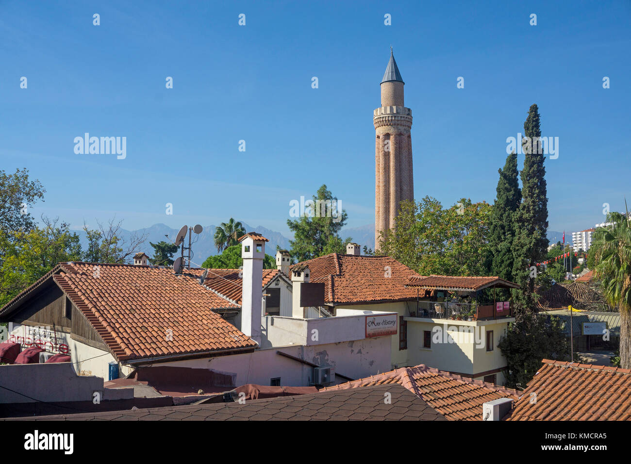 Minareto Yivli a Kaleici, la città vecchia di Antalya, riviera turca, Turchia Foto Stock