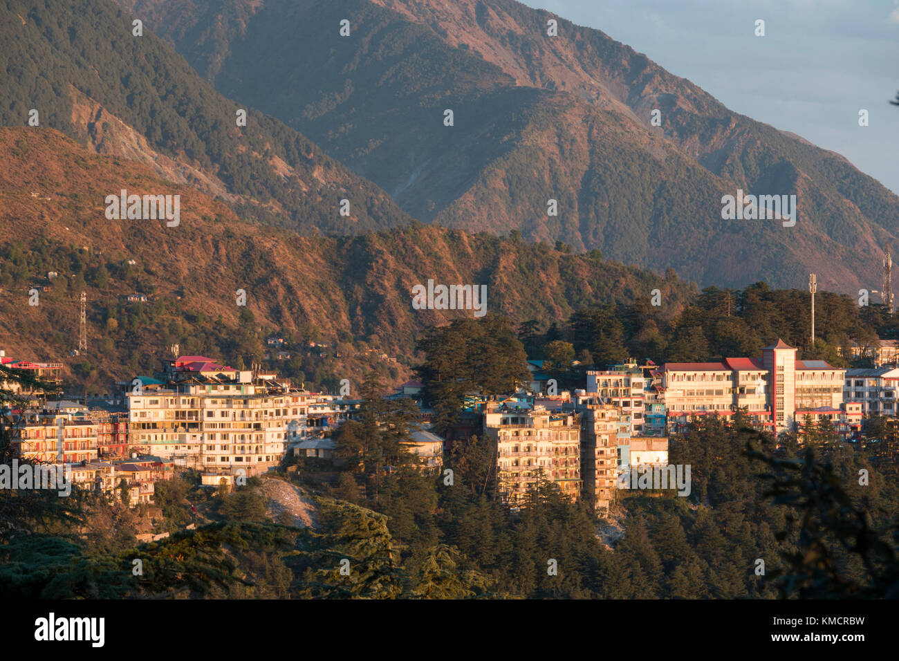 Vista panoramica di mcleod ganj e sulle montagne circostanti al tramonto Foto Stock