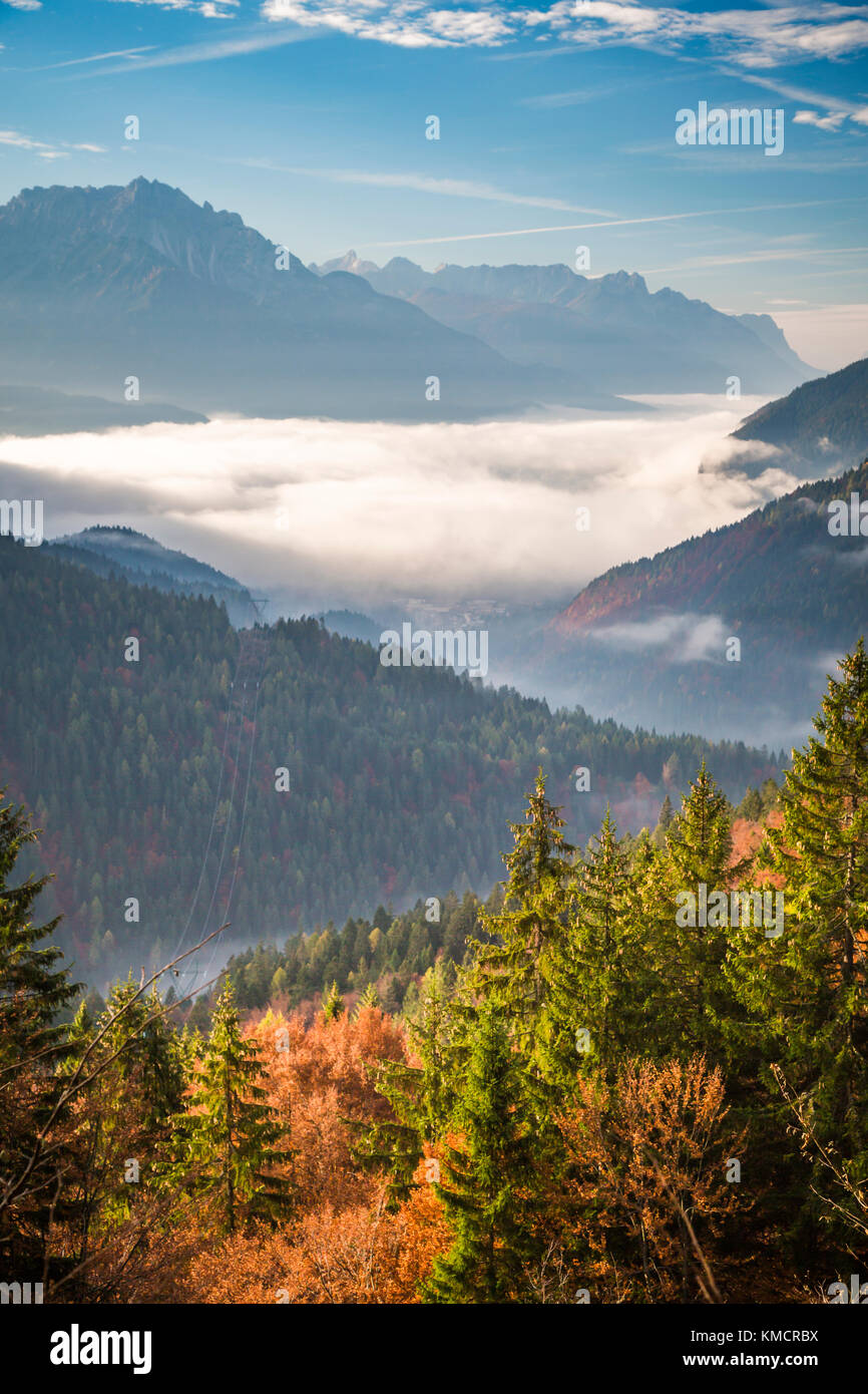 La mattina presto a basso appeso le nuvole in una valle di montagna vicino a Auronzo di Cadore, Belluno, Veneto, Italia settentrionale, l'Europa. Foto Stock