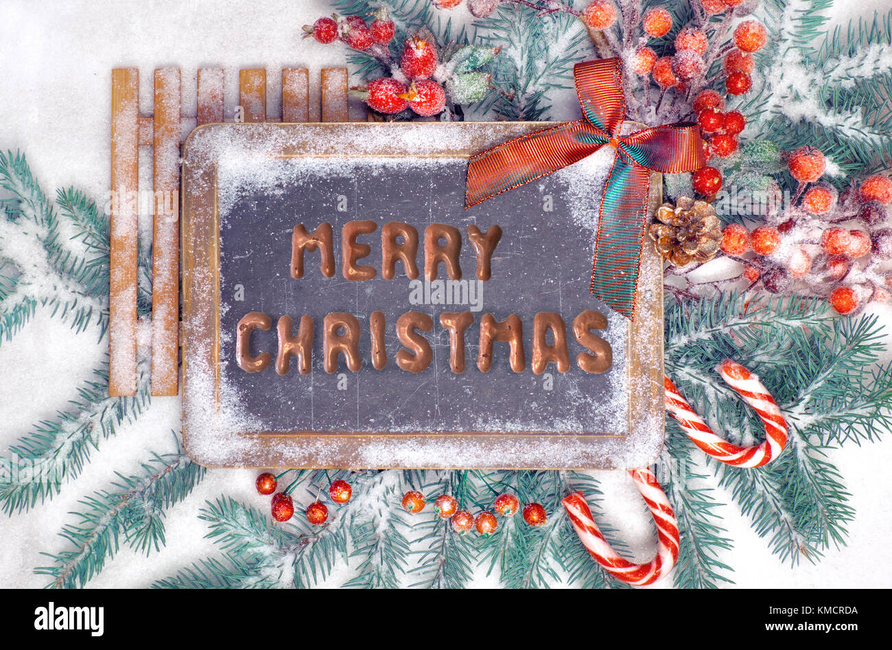 Immagini Di Natale Sulla Neve.Lavagna Con Le Decorazioni Di Natale Sulla Neve Saluto Buon Natale Scritto Con Biscotti Cookies Cartolina Di Natale O Di Background Design Foto Stock Alamy