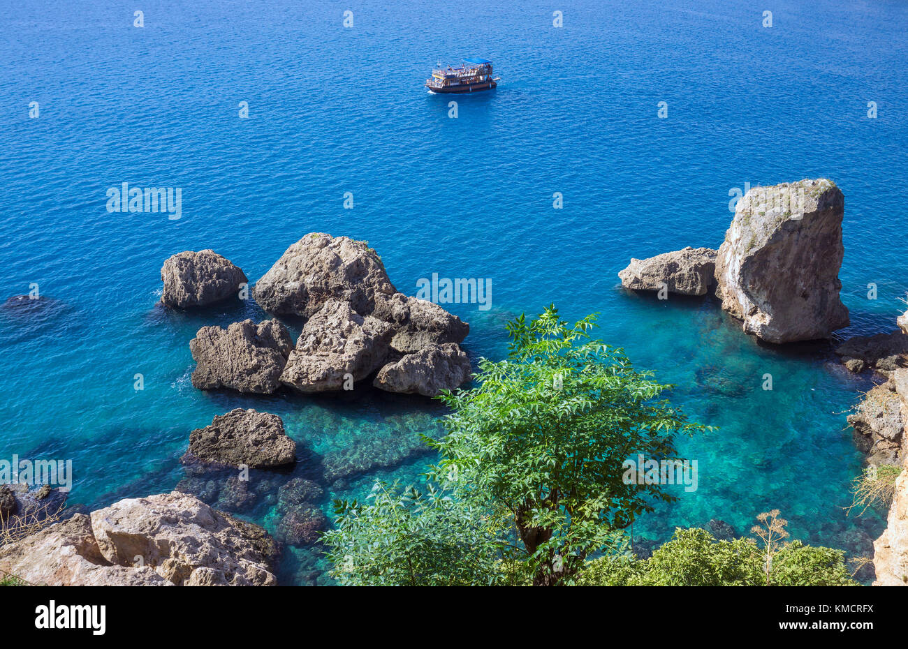 Escursione in barca il pittoresco litorale, vista dal lungomare di Parco Karaalioglu, mare mediterraneo, Antalya, riviera turca, Turchia Foto Stock