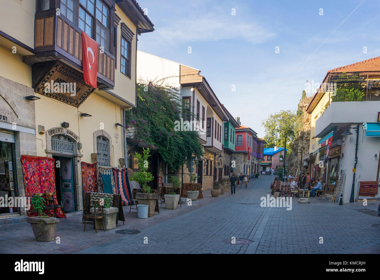 Bazaar, negozi di souvenir in un vicolo della città vecchia di Kaleici, Antalya, riviera turca, Turchia Foto Stock