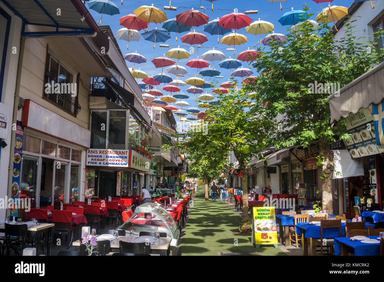 Gastronomia esterna in via ombrello, 2.Inoenue Sokak, Kaleici, città vecchia di Antalya, riviera turca, Turchia Foto Stock