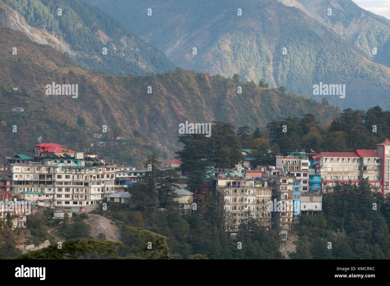 Vista di Mcleod Ganj nei monti sopra Dharamshala, India Foto Stock