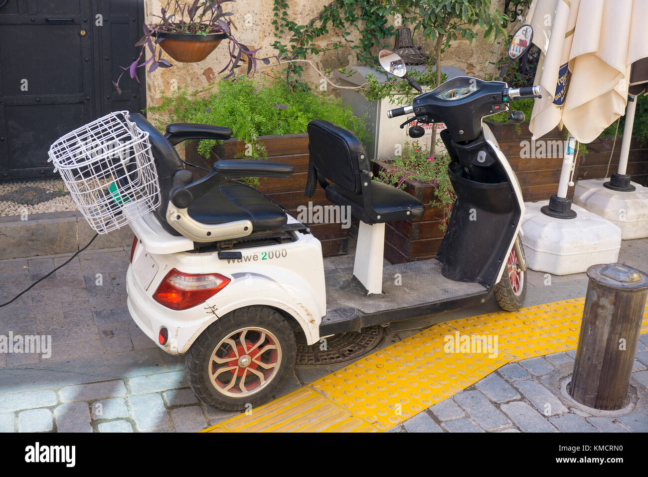 Il cinese e-scooter a kaleici, antica di Antalya, riviera turca, Turchia Foto Stock
