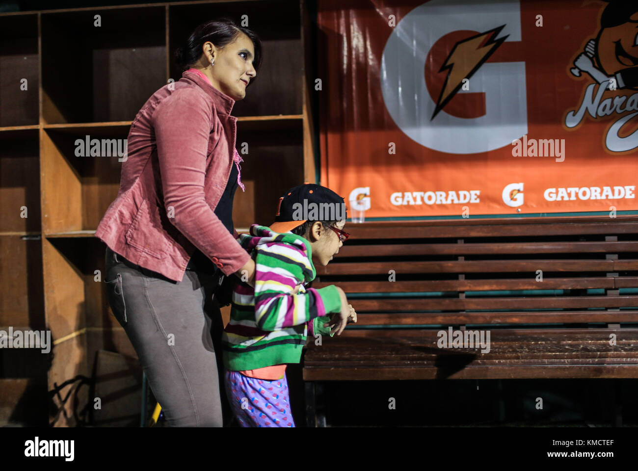 Bambini con problemi fisici di nascita come la sindrome di Down, paralisi cerebrale e altre malattie motorie del corpo, hanno visitato stasera giocatori professionisti di baseball della squadra arancione di Hermosillo appartenente alla Lega messicana del Pacifico. Così la ragazza María Guadalupe Gutierrez Serna, 8 anni, visitò per la prima volta lo Stadio di sonora accompagnato dalla madre Belem Sarahí Serna Bush. Hanno partecipato anche Ricardo Gutiérrez Balderrama, 20 anni, e Moises Barceló, 13 che erano nella casa di rondò e la cerimonia. Playball con il rilascio della prima palla. Foto Stock