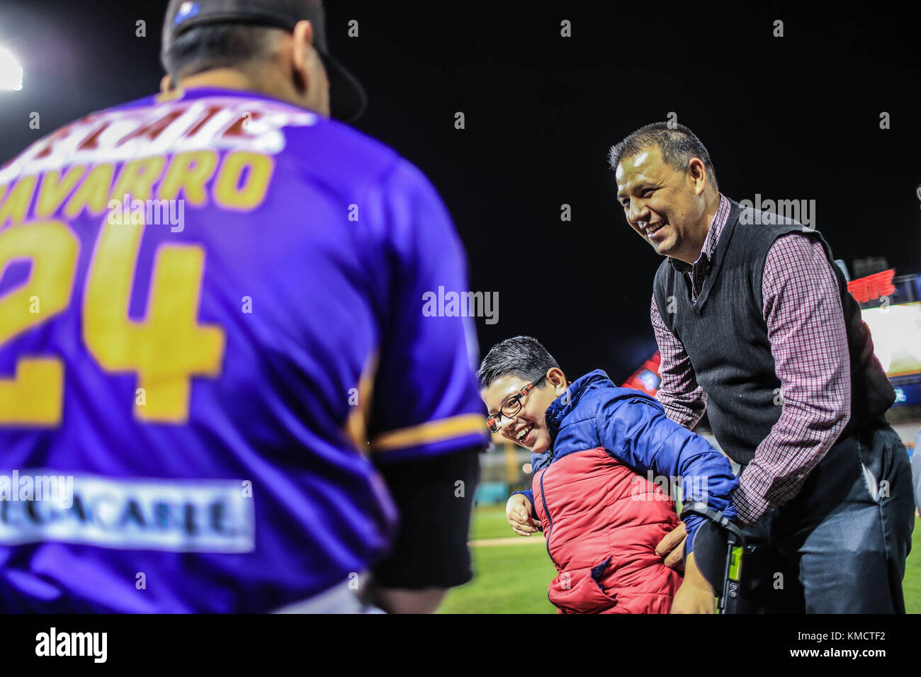 Bambini con problemi fisici di nascita come la sindrome di Down, paralisi cerebrale e altre malattie motorie del corpo, hanno visitato stasera giocatori professionisti di baseball della squadra arancione di Hermosillo appartenente alla Lega messicana del Pacifico. Così la ragazza María Guadalupe Gutierrez Serna, 8 anni, visitò per la prima volta lo Stadio di sonora accompagnato dalla madre Belem Sarahí Serna Bush. Hanno partecipato anche Ricardo Gutiérrez Balderrama, 20 anni, e Moises Barceló, 13 che erano nella casa di rondò e la cerimonia. Playball con il rilascio della prima palla. Foto Stock