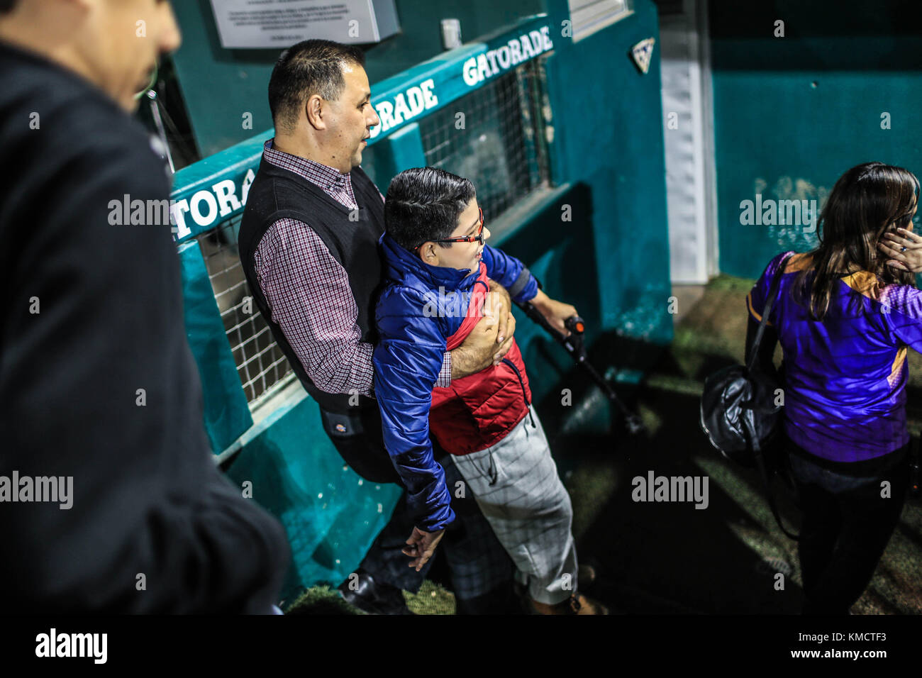 Bambini con problemi fisici di nascita come la sindrome di Down, paralisi cerebrale e altre malattie motorie del corpo, hanno visitato stasera giocatori professionisti di baseball della squadra arancione di Hermosillo appartenente alla Lega messicana del Pacifico. Così la ragazza María Guadalupe Gutierrez Serna, 8 anni, visitò per la prima volta lo Stadio di sonora accompagnato dalla madre Belem Sarahí Serna Bush. Hanno partecipato anche Ricardo Gutiérrez Balderrama, 20 anni, e Moises Barceló, 13 che erano nella casa di rondò e la cerimonia. Playball con il rilascio della prima palla. Foto Stock