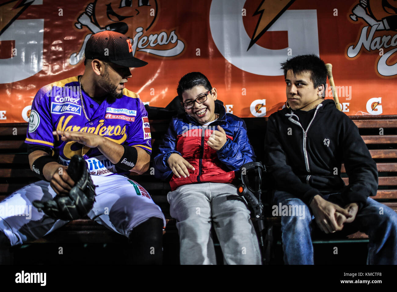 Bambini con problemi fisici di nascita come la sindrome di Down, paralisi cerebrale e altre malattie motorie del corpo, hanno visitato stasera giocatori professionisti di baseball della squadra arancione di Hermosillo appartenente alla Lega messicana del Pacifico. Così la ragazza María Guadalupe Gutierrez Serna, 8 anni, visitò per la prima volta lo Stadio di sonora accompagnato dalla madre Belem Sarahí Serna Bush. Hanno partecipato anche Ricardo Gutiérrez Balderrama, 20 anni, e Moises Barceló, 13 che erano nella casa di rondò e la cerimonia. Playball con il rilascio della prima palla. Foto Stock