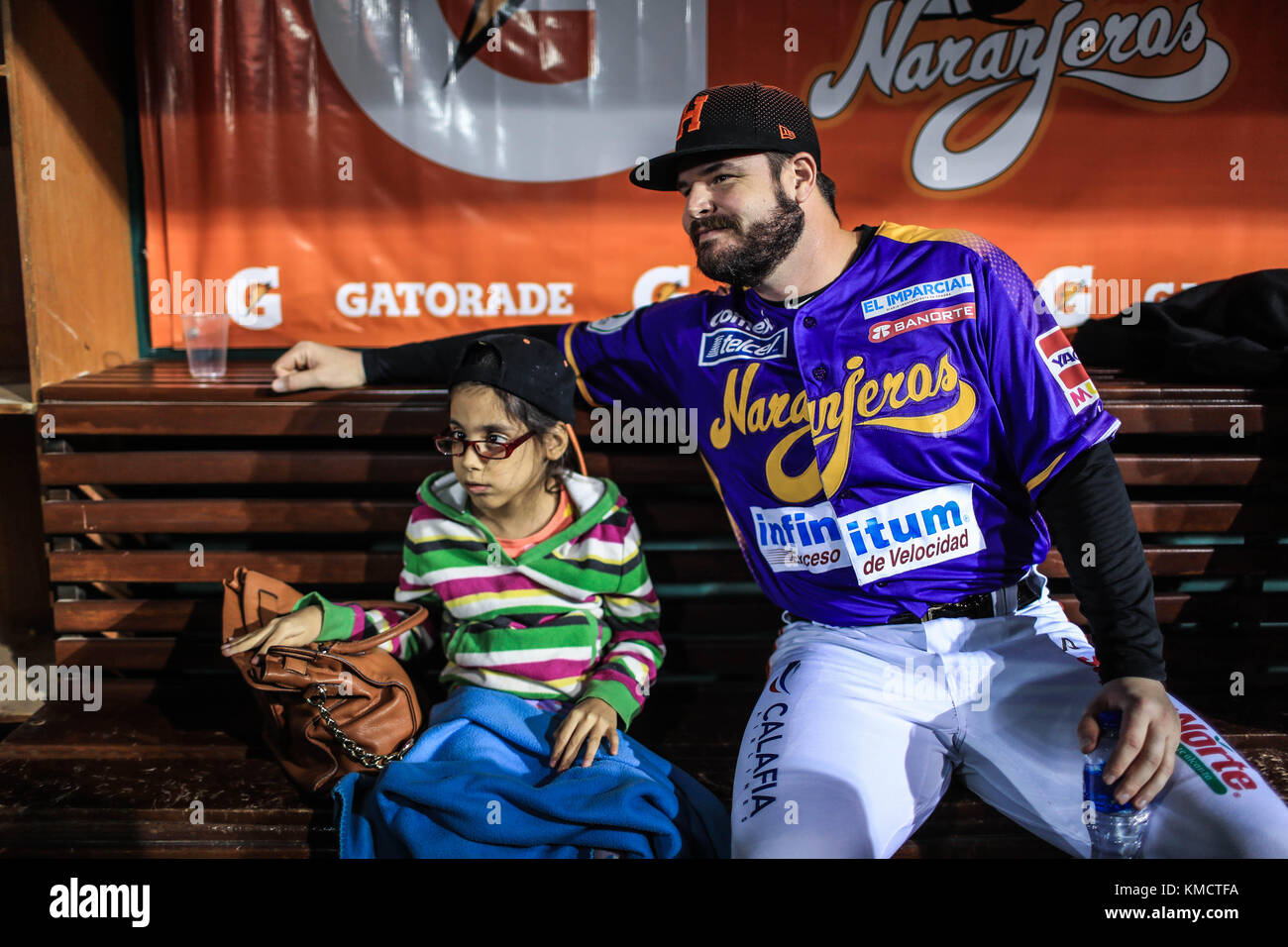 Bambini con problemi fisici di nascita come la sindrome di Down, paralisi cerebrale e altre malattie motorie del corpo, hanno visitato stasera giocatori professionisti di baseball della squadra arancione di Hermosillo appartenente alla Lega messicana del Pacifico. Così la ragazza María Guadalupe Gutierrez Serna, 8 anni, visitò per la prima volta lo Stadio di sonora accompagnato dalla madre Belem Sarahí Serna Bush. Hanno partecipato anche Ricardo Gutiérrez Balderrama, 20 anni, e Moises Barceló, 13 che erano nella casa di rondò e la cerimonia. Playball con il rilascio della prima palla. Foto Stock