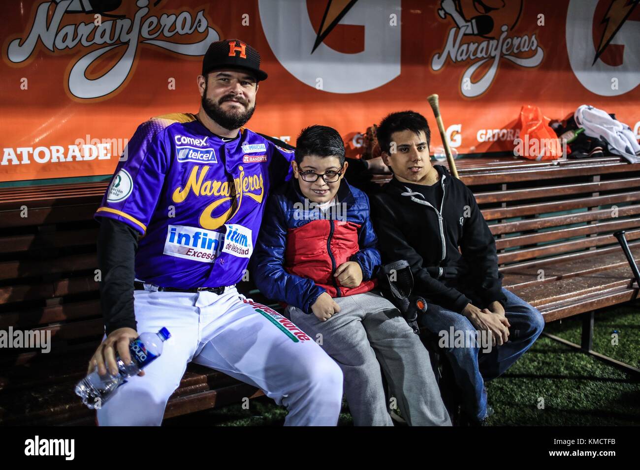 Bambini con problemi fisici di nascita come la sindrome di Down, paralisi cerebrale e altre malattie motorie del corpo, hanno visitato stasera giocatori professionisti di baseball della squadra arancione di Hermosillo appartenente alla Lega messicana del Pacifico. Così la ragazza María Guadalupe Gutierrez Serna, 8 anni, visitò per la prima volta lo Stadio di sonora accompagnato dalla madre Belem Sarahí Serna Bush. Hanno partecipato anche Ricardo Gutiérrez Balderrama, 20 anni, e Moises Barceló, 13 che erano nella casa di rondò e la cerimonia. Playball con il rilascio della prima palla. Foto Stock