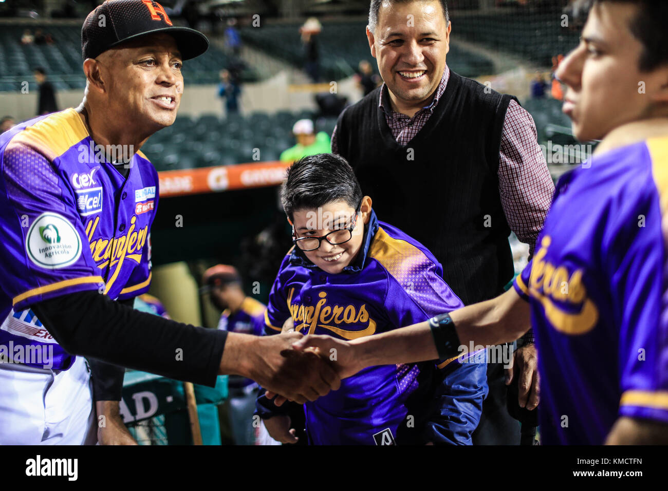 Bambini con problemi fisici di nascita come la sindrome di Down, paralisi cerebrale e altre malattie motorie del corpo, hanno visitato stasera giocatori professionisti di baseball della squadra arancione di Hermosillo appartenente alla Lega messicana del Pacifico. Così la ragazza María Guadalupe Gutierrez Serna, 8 anni, visitò per la prima volta lo Stadio di sonora accompagnato dalla madre Belem Sarahí Serna Bush. Hanno partecipato anche Ricardo Gutiérrez Balderrama, 20 anni, e Moises Barceló, 13 che erano nella casa di rondò e la cerimonia. Playball con il rilascio della prima palla. Foto Stock