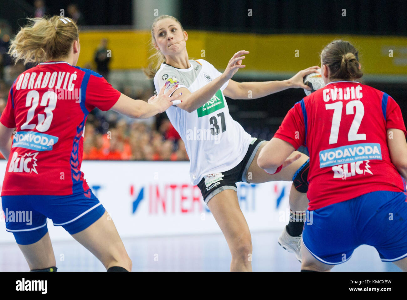 Alicia STOLLE (mi., GER) contro Marija OBRADOVIC (li., SRB) und Dragana CVIJIC (SRB), Aktion, Kampf um den Ball, Vorrunde Gruppe D, Germania (GER) - Serbien (SRB) 22:22, AM 05.12.2017 a Lipsia/Germania. Handball Weltmeisterschaft der Frauen in Germania 2017, vom 01.12. - 17.12.2017. |utilizzo in tutto il mondo Foto Stock