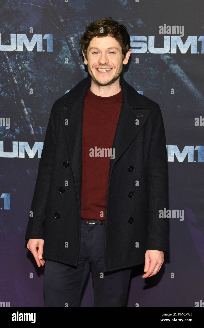 Berlino, Germania. 4 dicembre 2017. Iwan Rheon alla prima del film Alien Invasion: S.U.M.1 al Cinestar nel Sony Center di Potsdamer Platz a Berlino, Germania, lunedì 4 dicembre 2017 *** didascalia locale *** | Verwendung weltweit crediti: dpa/Alamy Live News Foto Stock