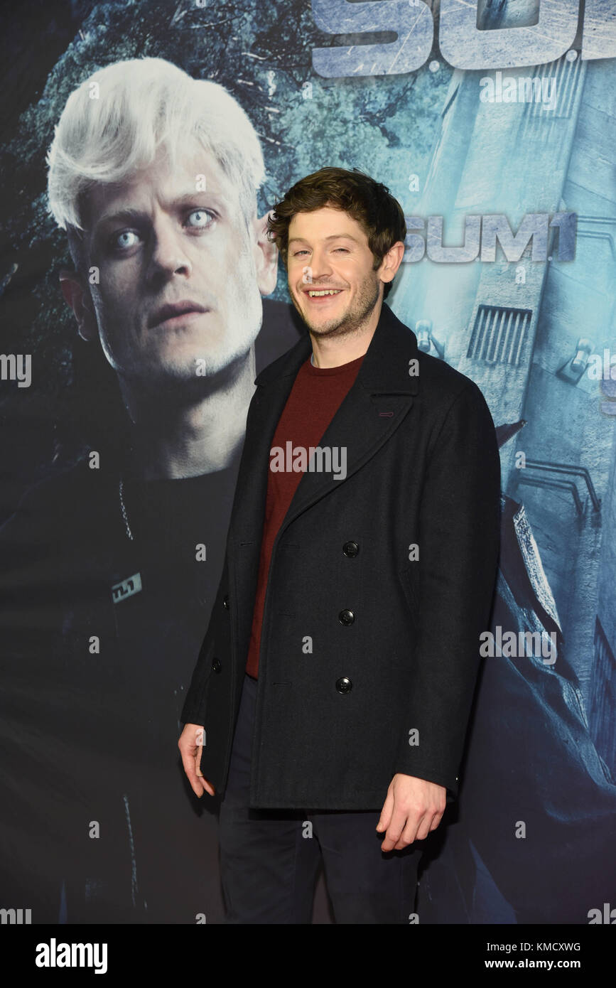 Berlino, Germania. 4 dicembre 2017. Iwan Rheon alla prima del film Alien Invasion: S.U.M.1 al Cinestar nel Sony Center di Potsdamer Platz a Berlino, Germania, lunedì 4 dicembre 2017 *** didascalia locale *** | Verwendung weltweit crediti: dpa/Alamy Live News Foto Stock