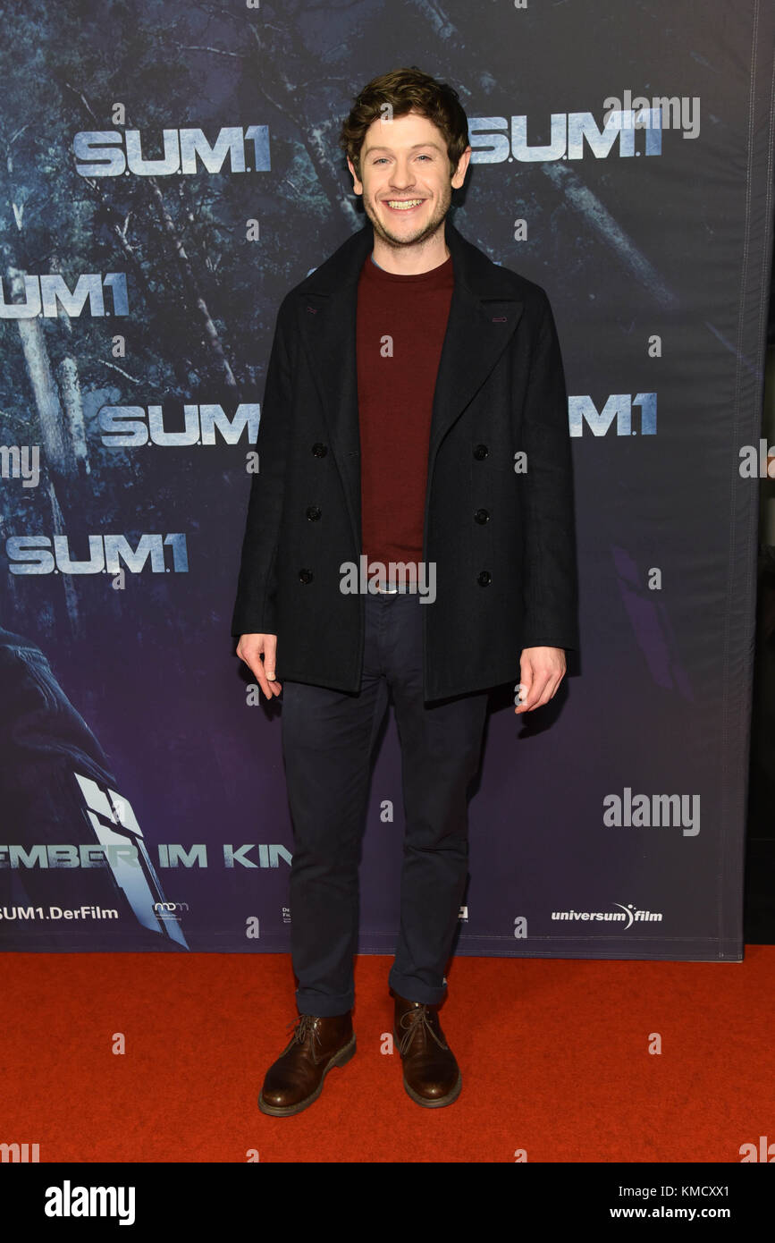 Berlino, Germania. 4 dicembre 2017. Iwan Rheon alla prima del film Alien Invasion: S.U.M.1 al Cinestar nel Sony Center di Potsdamer Platz a Berlino, Germania, lunedì 4 dicembre 2017 *** didascalia locale *** | Verwendung weltweit crediti: dpa/Alamy Live News Foto Stock