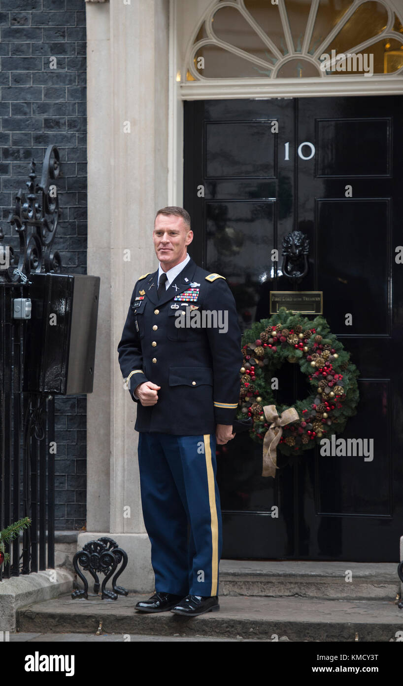 Downing Street, Londra, Regno Unito. 5 dicembre 2017. Il colonnello Ryan Dillon, portavoce della Combined Joint Task Force - operazione inerente Resolve, il comando centrale degli Stati Uniti visita Downing Street la mattina della riunione settimanale del gabinetto. Operazione risoluzione inerente è il nome operativo dell'esercito degli Stati Uniti per l'intervento militare contro lo Stato islamico di Iraq e Siria. Credit: Malcolm Park/Alamy Live News. Foto Stock
