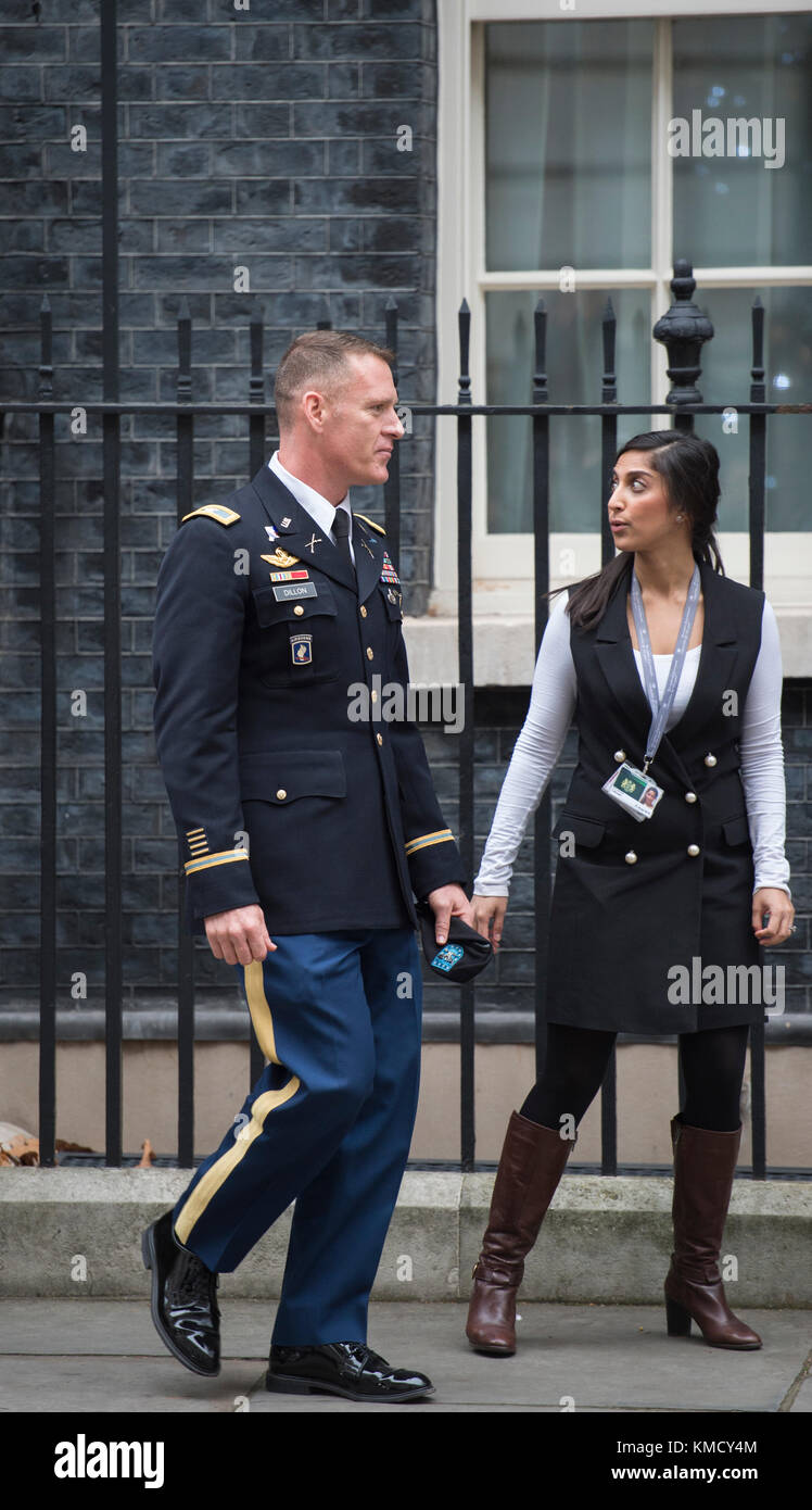 Downing Street, Londra, Regno Unito. 5 dicembre 2017. Il colonnello Ryan Dillon, portavoce della Combined Joint Task Force - operazione inerente Resolve, il comando centrale degli Stati Uniti visita Downing Street la mattina della riunione settimanale del gabinetto. Operazione risoluzione inerente è il nome operativo dell'esercito degli Stati Uniti per l'intervento militare contro lo Stato islamico di Iraq e Siria. Credit: Malcolm Park/Alamy Live News. Foto Stock