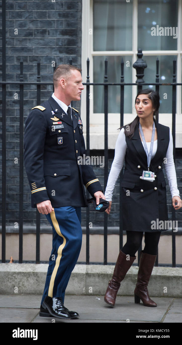 Downing Street, Londra, Regno Unito. 5 dicembre 2017. Il colonnello Ryan Dillon, portavoce della Combined Joint Task Force - operazione inerente Resolve, il comando centrale degli Stati Uniti visita Downing Street la mattina della riunione settimanale del gabinetto. Operazione risoluzione inerente è il nome operativo dell'esercito degli Stati Uniti per l'intervento militare contro lo Stato islamico di Iraq e Siria. Credit: Malcolm Park/Alamy Live News. Foto Stock