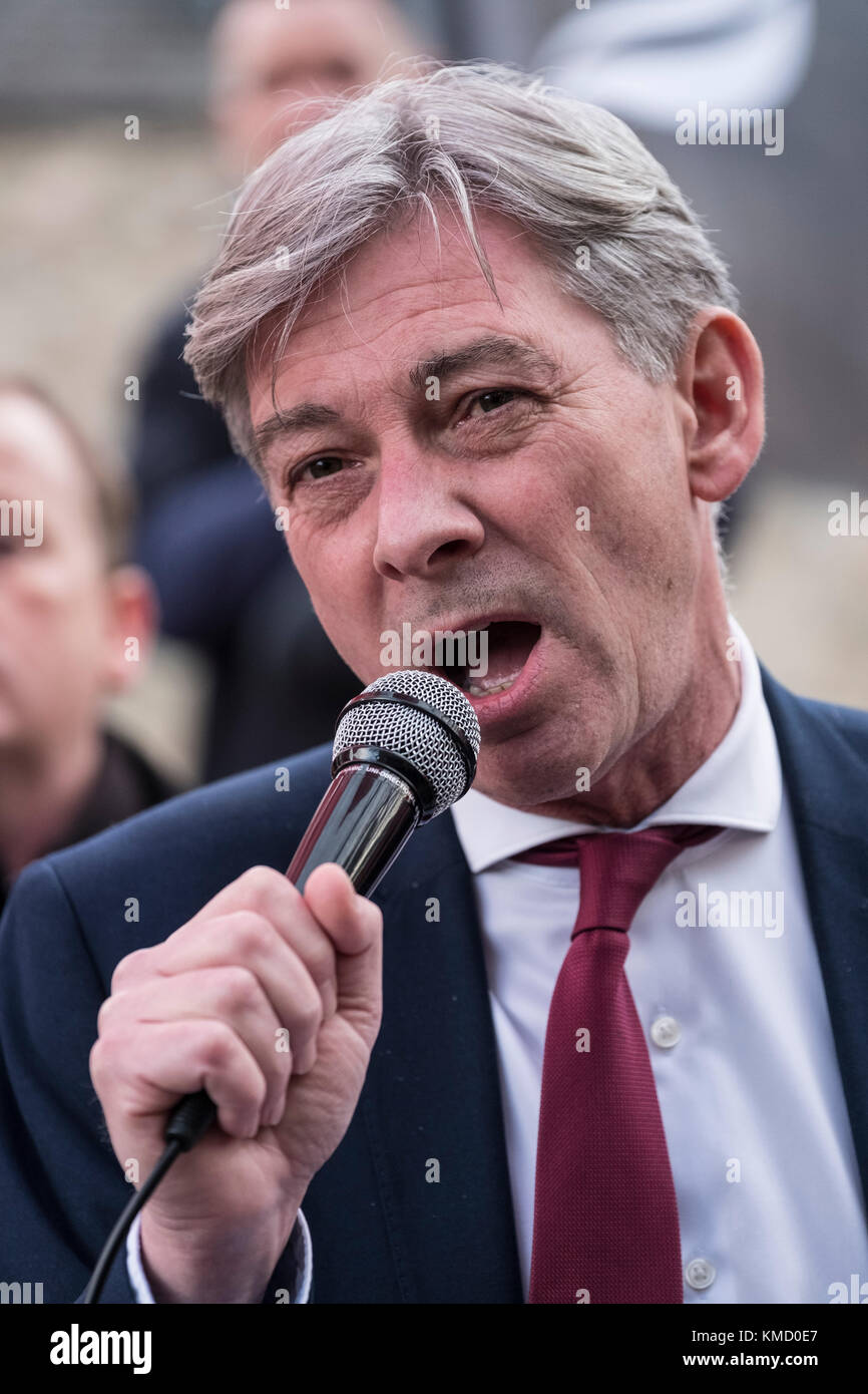 Edimburgo, Scozia, Regno Unito. 6 dicembre 2017. Il leader del Partito laburista scozzese, Richard Leonard, si rivolge ai membri dell'Unione Unite al di fuori dell'edificio del Parlamento scozzese a Holyrood. L'Unione sta protestando contro la lista nera dei membri da parte dell'industria delle costruzioni. Credit: Iain Masterton/Alamy Live News Foto Stock