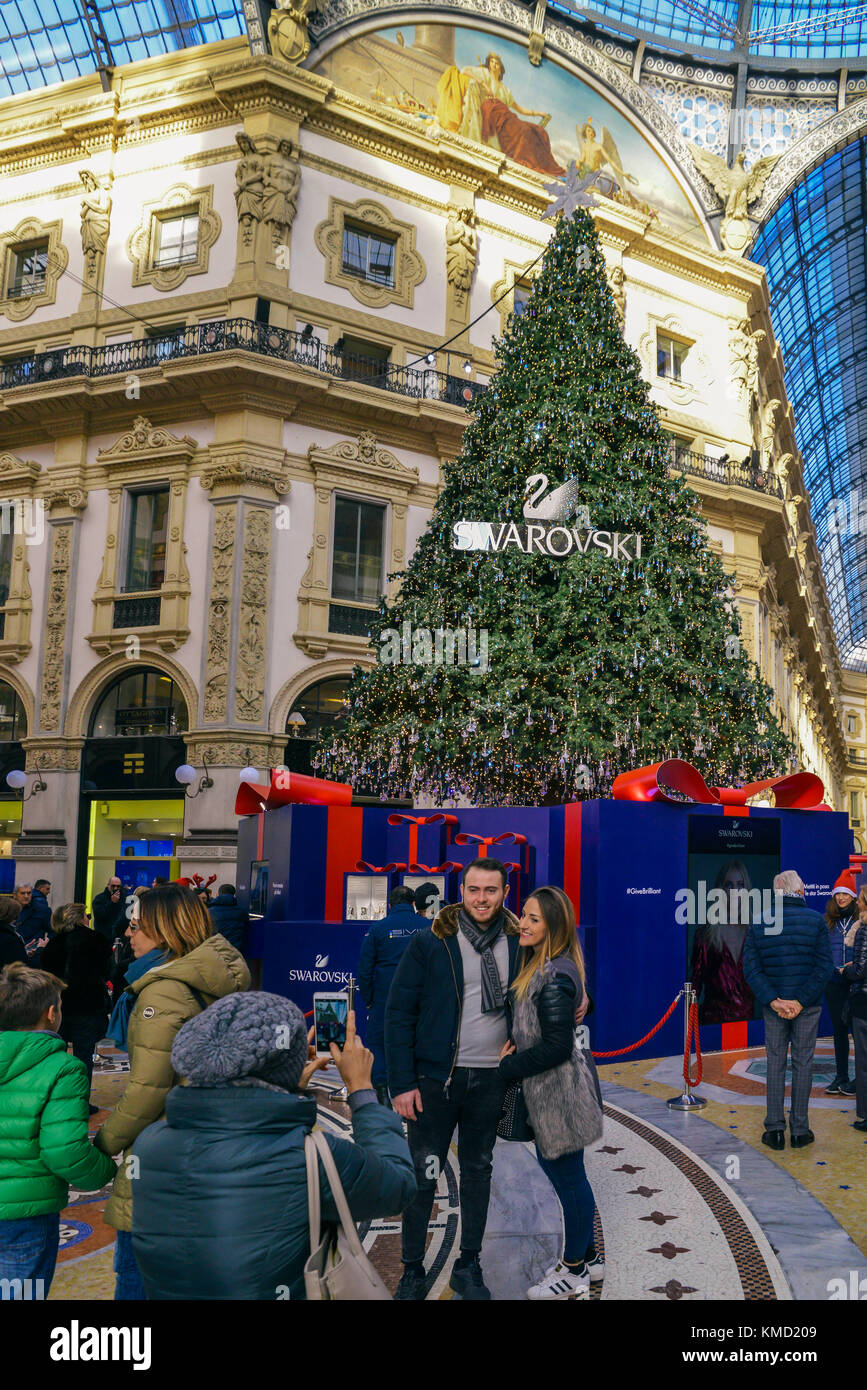 Milano, Italia. 06 Dic, 2017. gigantesco albero di Natale sponsorizzato da  swarovski presso la galleria Vittorio Emanuele II a milano, lombardia,  italia davanti di vacanza stagione di shopping credito: Alexandre  rotenberg/alamy live