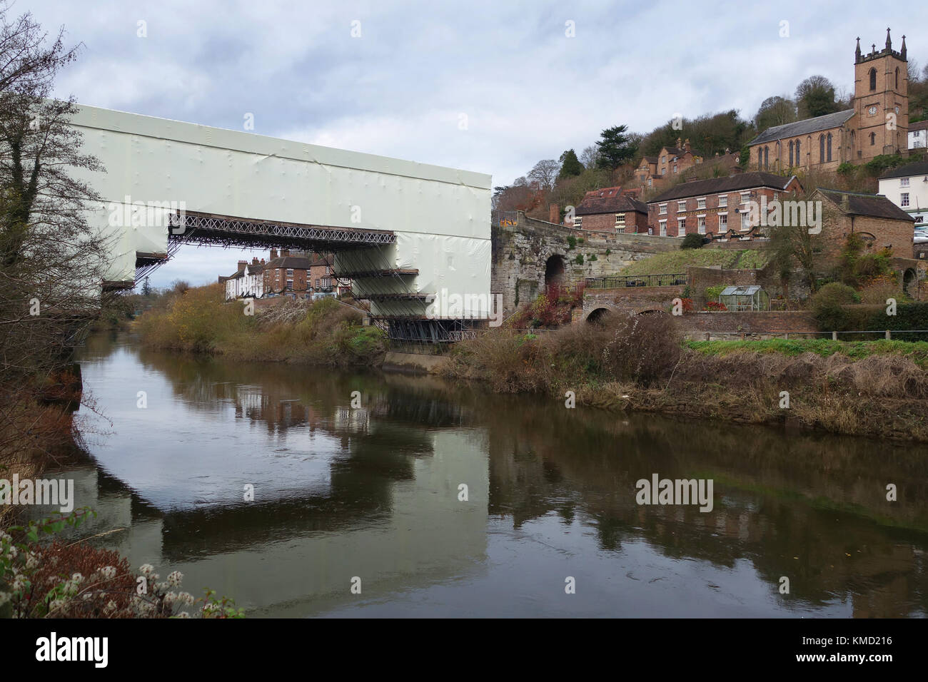 Shropshire, Regno Unito. 06 Dic, 2017. Avvolto per l'inverno... La famosa in tutto il mondo Ironbridge nello Shropshire è stato imballato restringibilmente in un rivestimento di materiale plastico mentre un £ 1,2 milioni di progetto di restauro intrapreso dalla tradizione inglese. Nel mondo il primo ponte di ferro fu completata nel 1779 e aperto al traffico nel 1801. È diventato un Sito Patrimonio Mondiale dell'Unesco nel 1986. Credito: David Bagnall/Alamy Live News Foto Stock