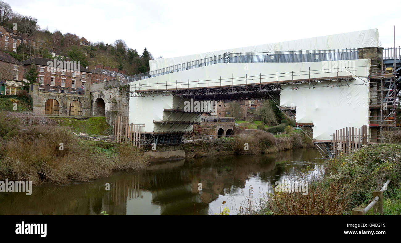 Shropshire, Regno Unito. 06 Dic, 2017. Avvolto per l'inverno... La famosa in tutto il mondo Ironbridge nello Shropshire è stato imballato restringibilmente in un rivestimento di materiale plastico mentre un £ 1,2 milioni di progetto di restauro intrapreso dalla tradizione inglese. Nel mondo il primo ponte di ferro fu completata nel 1779 e aperto al traffico nel 1801. È diventato un Sito Patrimonio Mondiale dell'Unesco nel 1986. Credito: David Bagnall/Alamy Live News Foto Stock