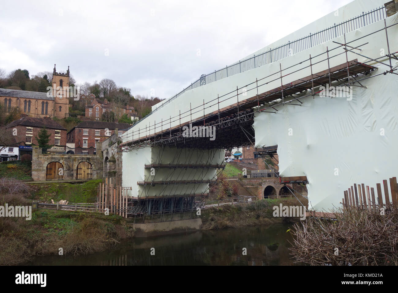 Shropshire, Regno Unito. 06 Dic, 2017. Avvolto per l'inverno... La famosa in tutto il mondo Ironbridge nello Shropshire è stato imballato restringibilmente in un rivestimento di materiale plastico mentre un £ 1,2 milioni di progetto di restauro intrapreso dalla tradizione inglese. Nel mondo il primo ponte di ferro fu completata nel 1779 e aperto al traffico nel 1801. È diventato un Sito Patrimonio Mondiale dell'Unesco nel 1986. Credito: David Bagnall/Alamy Live News Foto Stock