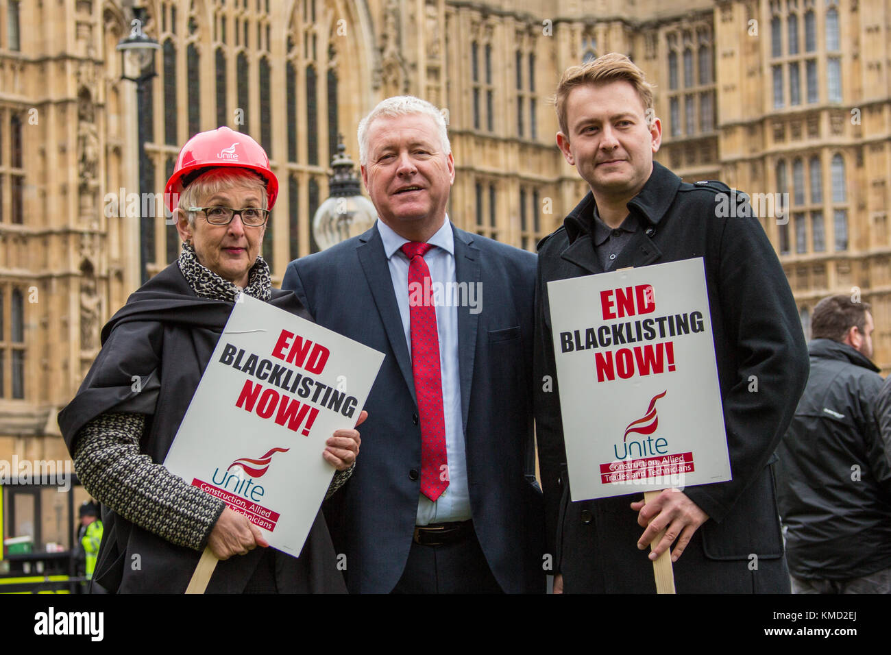 Londra, UK. 6 dicembre 2017. L-R Gail Cartmail, Assistente del segretario generale del sindacato unite, Ian Lavery manodopera MP e Dan Dobson da Crawley Partito Laburista unito alla chiamata per la domanda di una pubblica inchiesta nella lista nera e a creare nuove leggi per la prevenzione colpevole aziende dalle offerte per i contratti del settore pubblico. David Rowe/Alamy Live News. Foto Stock