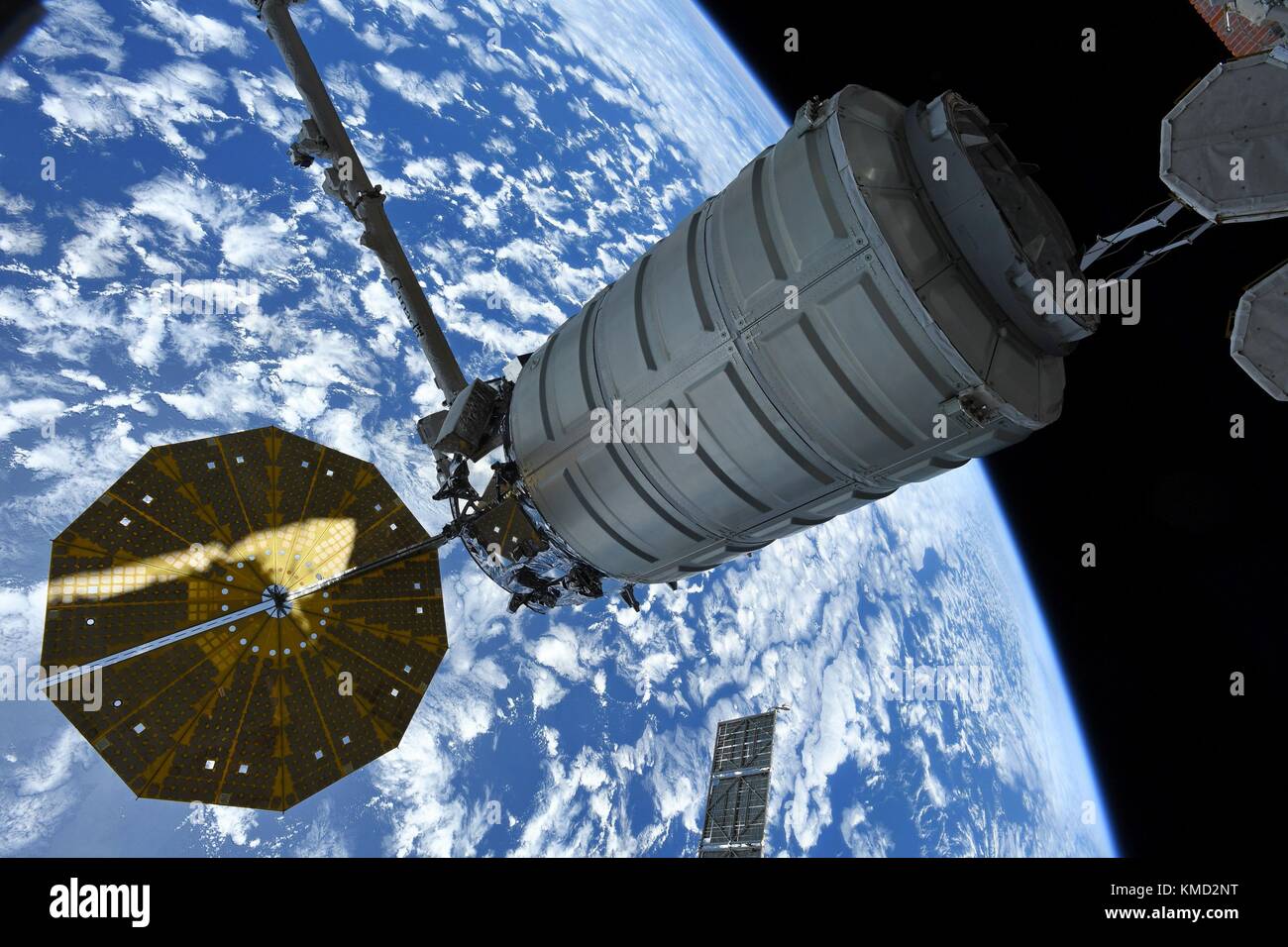 L'orbitale ATK Cygnus cargo veicolo spaziale è rilasciato dal Canada il braccio 2 dalla stazione spaziale internazionale il 6 dicembre 2017 in orbita intorno alla terra. Cygnus verrà distribuito 14 CubeSats dal NanoRacks deployer e sarà successivamente bruciato sul rientro distruttivo nell'atmosfera terrestre. Foto Stock