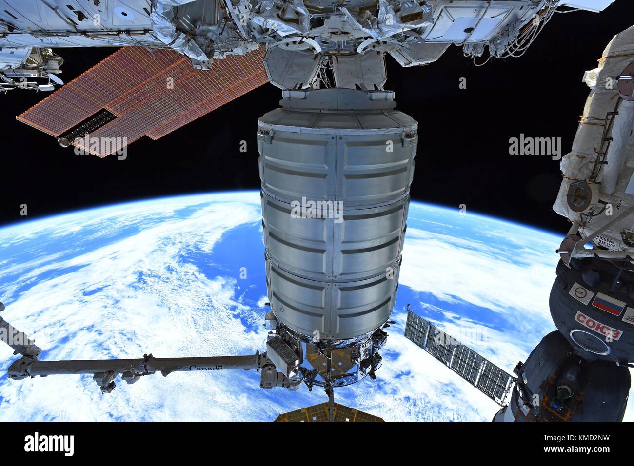 L'orbitale ATK Cygnus cargo veicolo spaziale è rilasciato dal Canada il braccio 2 dalla stazione spaziale internazionale il 6 dicembre 2017 in orbita intorno alla terra. Cygnus verrà distribuito 14 CubeSats dal NanoRacks deployer e sarà successivamente bruciato sul rientro distruttivo nell'atmosfera terrestre. Foto Stock
