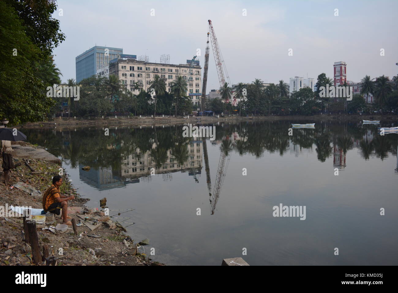 Kolkata, India, il 6 dicembre 2017. La flora e la fauna lungo con british e architettura moderna intorno laldighi al tramonto. lal dighi è un corpo di acqua nel mezzo di b. b. d. bagh, precedentemente conosciuta come Piazza della cisterna o dalhousie square, nel cuore di Kolkata è un devono viaggiare. pesca con la gente del posto è meraviglioso da guardare su ogni sabato una cultura alimentare e la stravaganza sponsorizzato da Bengala occidentale di governo è organizzato. Credito: rupa ghosh/alamy live news. Foto Stock