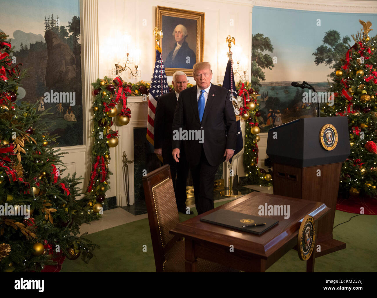 Il presidente degli Stati Uniti Donald J. Trump firma una dichiarazione che annuncia l'intenzione di spostare l'ambasciata degli Stati Uniti in Israele a Gerusalemme, presso la Casa Bianca di Washington, DC, 6 dicembre 2017. Con Trump È Il Vice Presidente Americano Mike Pence. Credito: Chris Kleponis/CNP /MediaPunch Foto Stock