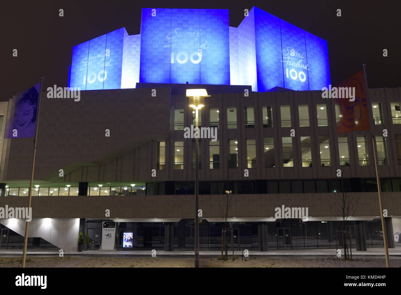 Helsinki, Finlandia. 6 dicembre, 2017. Finlandia Hall decorata in blu speciale e il colore bianco luce come parte della celebrazione del centenario dell'indipendenza della Finlandia. Credito: Mikko Palonkorpi/Alamy Live News. Foto Stock