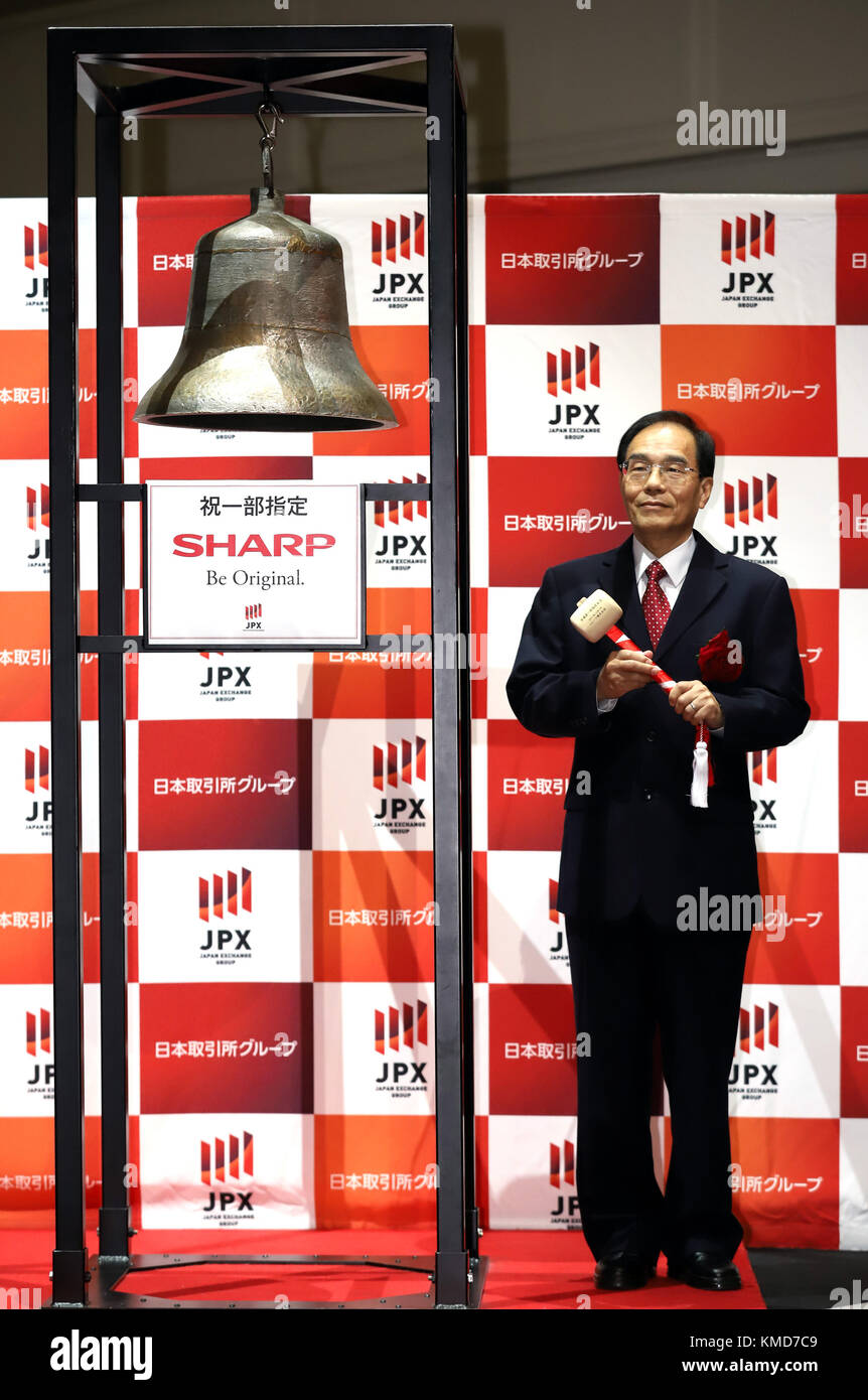 Giovedì. 7 dicembre 2017. 7 dicembre 2017, Tokyo, Giappone - il gigante dell'elettronica giapponese Sharp president e il vice presidente di Taiwan Hon hai Tai Jeng-Wu suona la campana mentre Sharp ritorna la prima sezione della Borsa di Tokyo (TSE) durante una cerimonia al TSE di Tokyo giovedì 7 dicembre 2017. Crediti: Yoshio Tsunoda/AFLO/Alamy Live News Foto Stock
