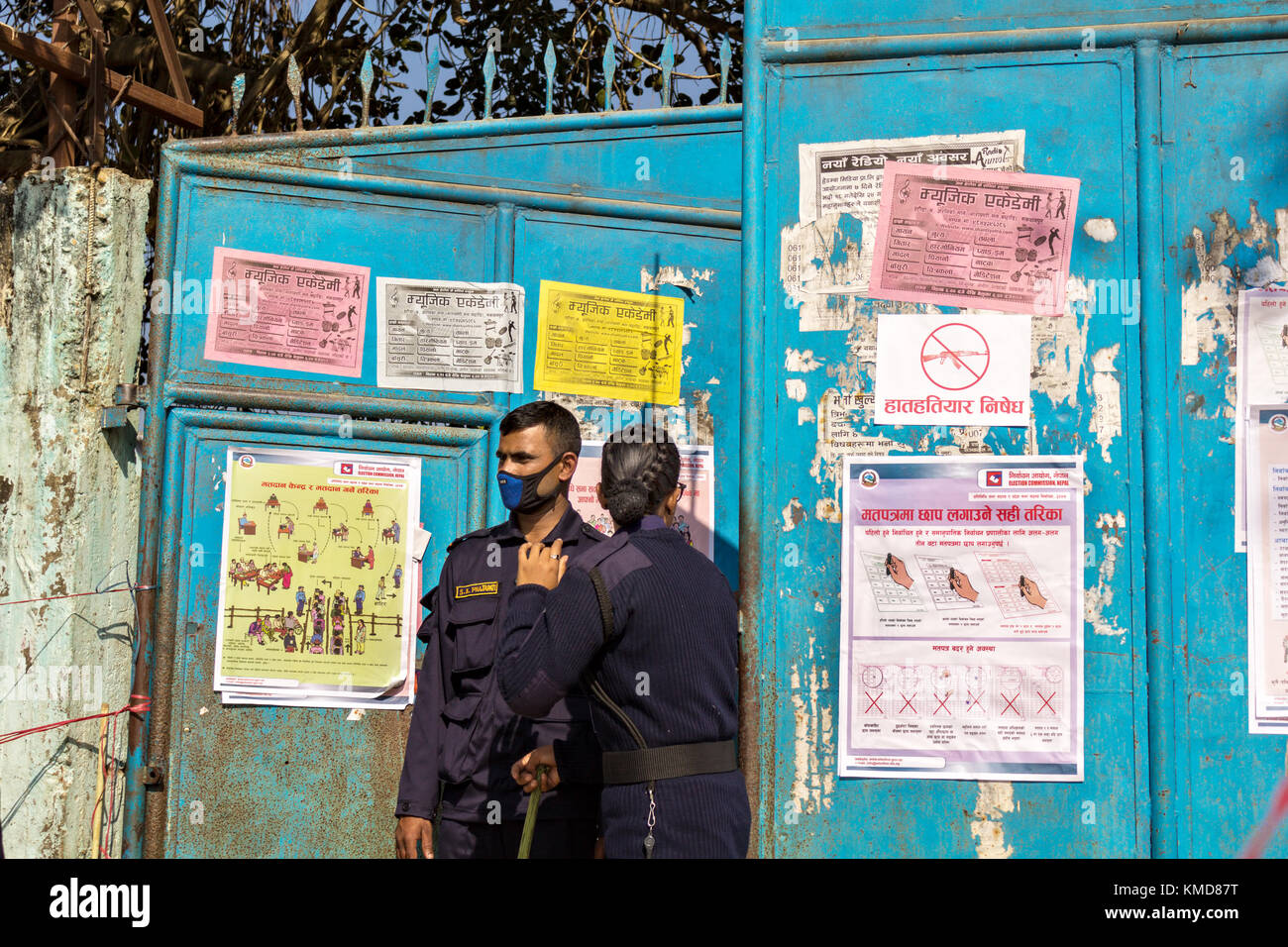 Hetauda, Nepal. Il 7 dicembre 2017. poliziotti a guardia dell'ingresso di una stazione di polling a hetauda durante il primo parlamentare e delle elezioni provinciali dopo l'attuazione della nuova costituzione del Nepal 2015. Foto Stock