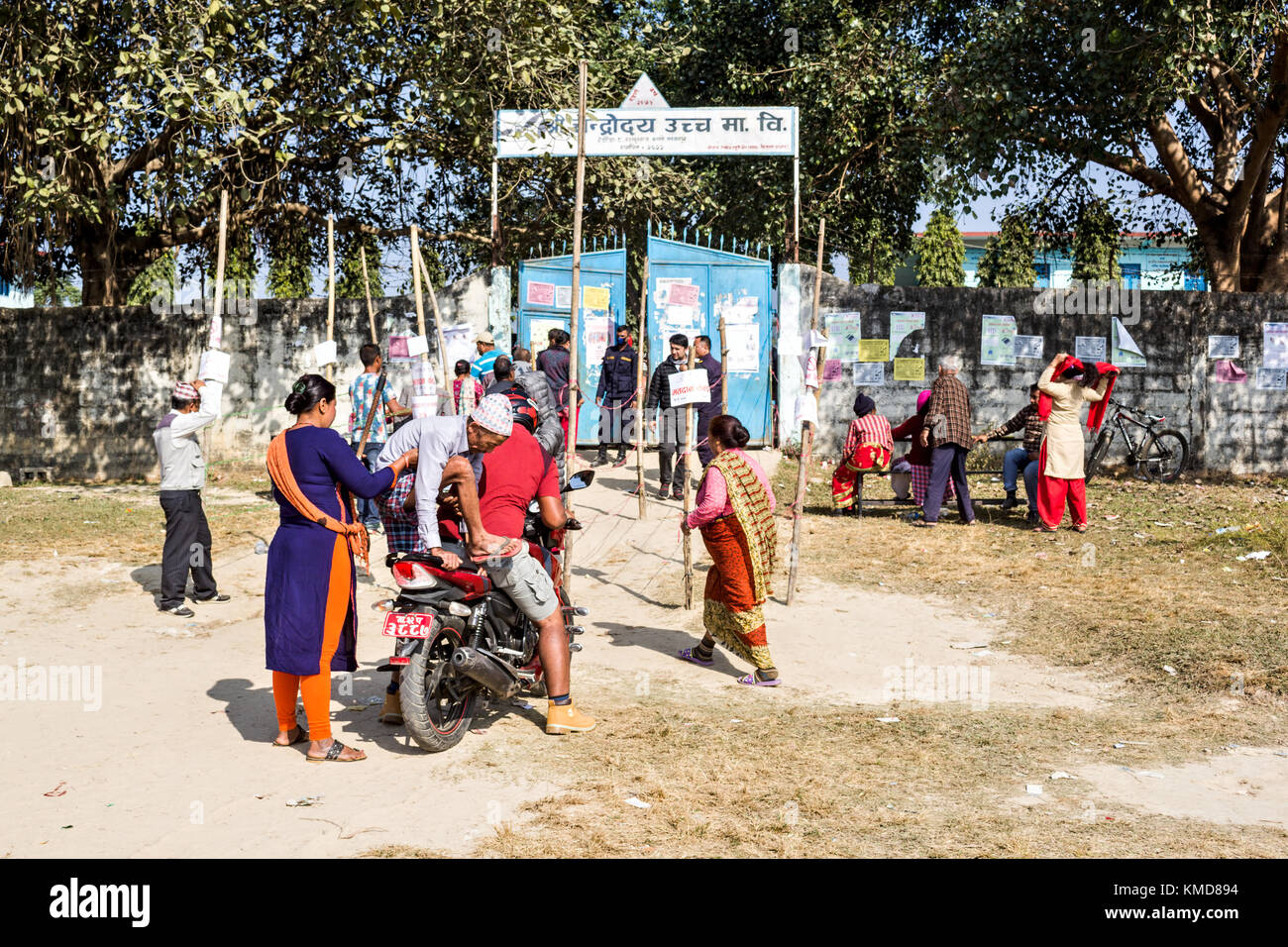 Hetauda, Nepal. 7 dicembre 2017. Un vecchio elettore arriva in bicicletta in una stazione elettorale di Hetauda, Nepal, durante le prime elezioni parlamentari e provinciali dopo l'attuazione della nuova costituzione del Nepal 2015. Foto Stock