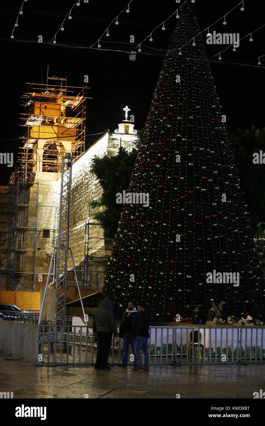 Hebron, Cisgiordania, territorio palestinese. 7 Dicembre 2017. I palestinesi camminano oltre l'albero di Natale cristiano il 7 dicembre 2017 alla Piazza della mangiatoia vicino alla Chiesa della Natività, venerata come il luogo della nascita di Gesù Cristo, nella città biblica della Cisgiordania di Betlemme Credit: Wisam Hashlamoun/APA Images/ZUMA Wire/Alamy Live News Foto Stock