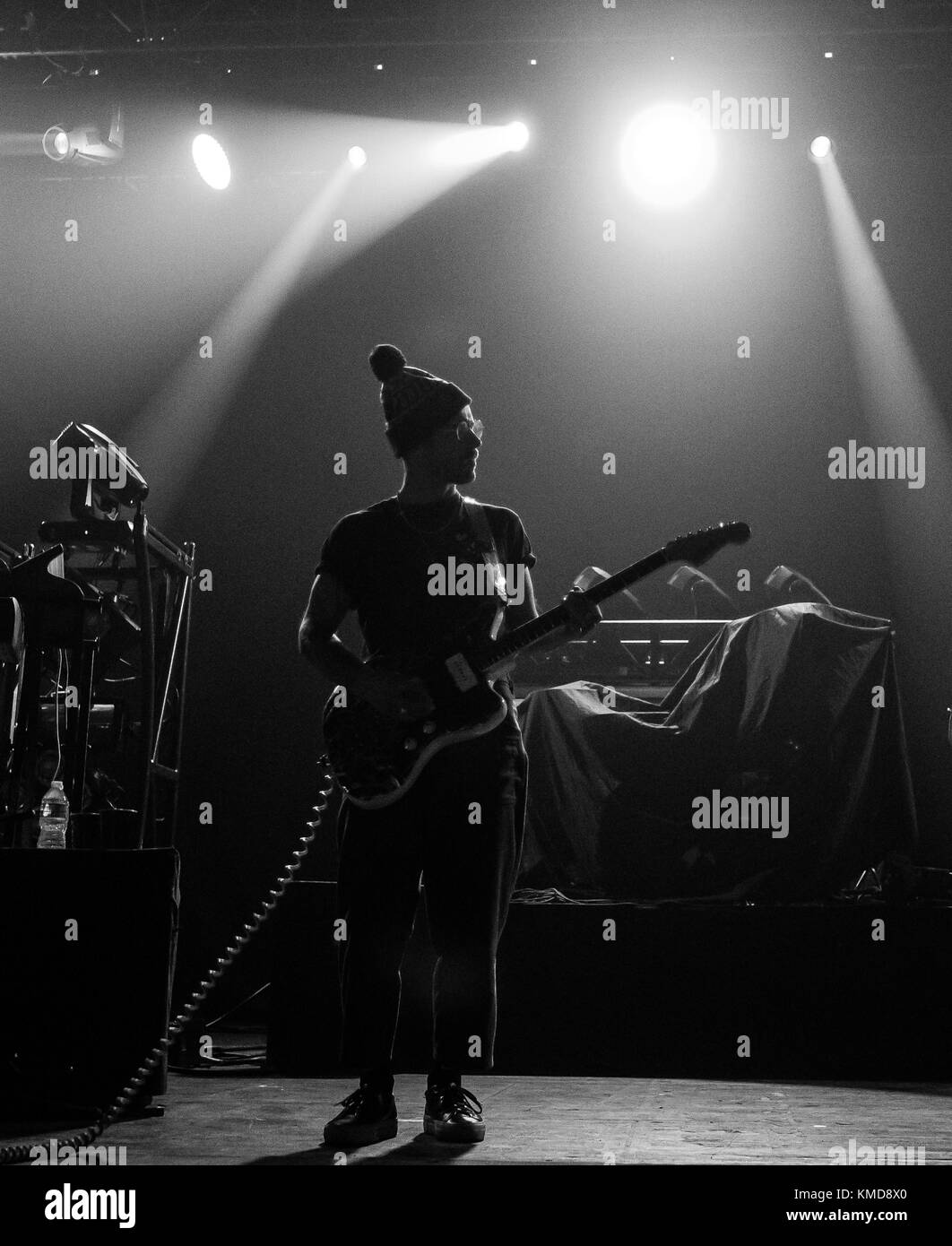 Las Vegas, Nevada, Stati Uniti. 6th dicembre 2017. COPERTURA DELLA CASA*** Portugal The Man si esibir al concerto dell'X107.5 Holiday Havoc presso l'Hard Rock Hotel & Casino di Las vegas, NV, il 6 dicembre 2017. Credit: Erik Kabik Photography/Media Punch/Alamy Live News Foto Stock