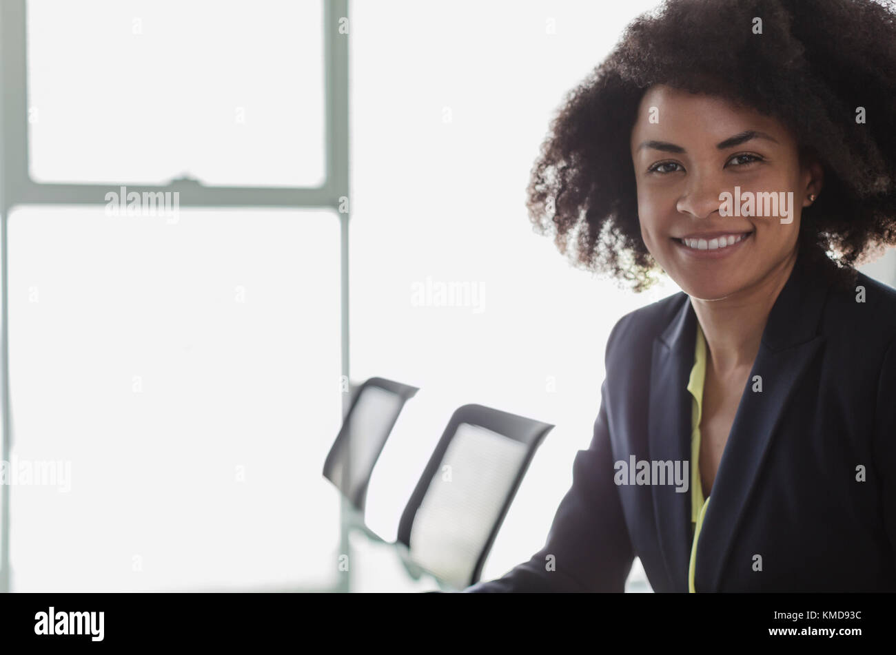 Ritratto sorridente, donna d'affari sicura in sala conferenze Foto Stock