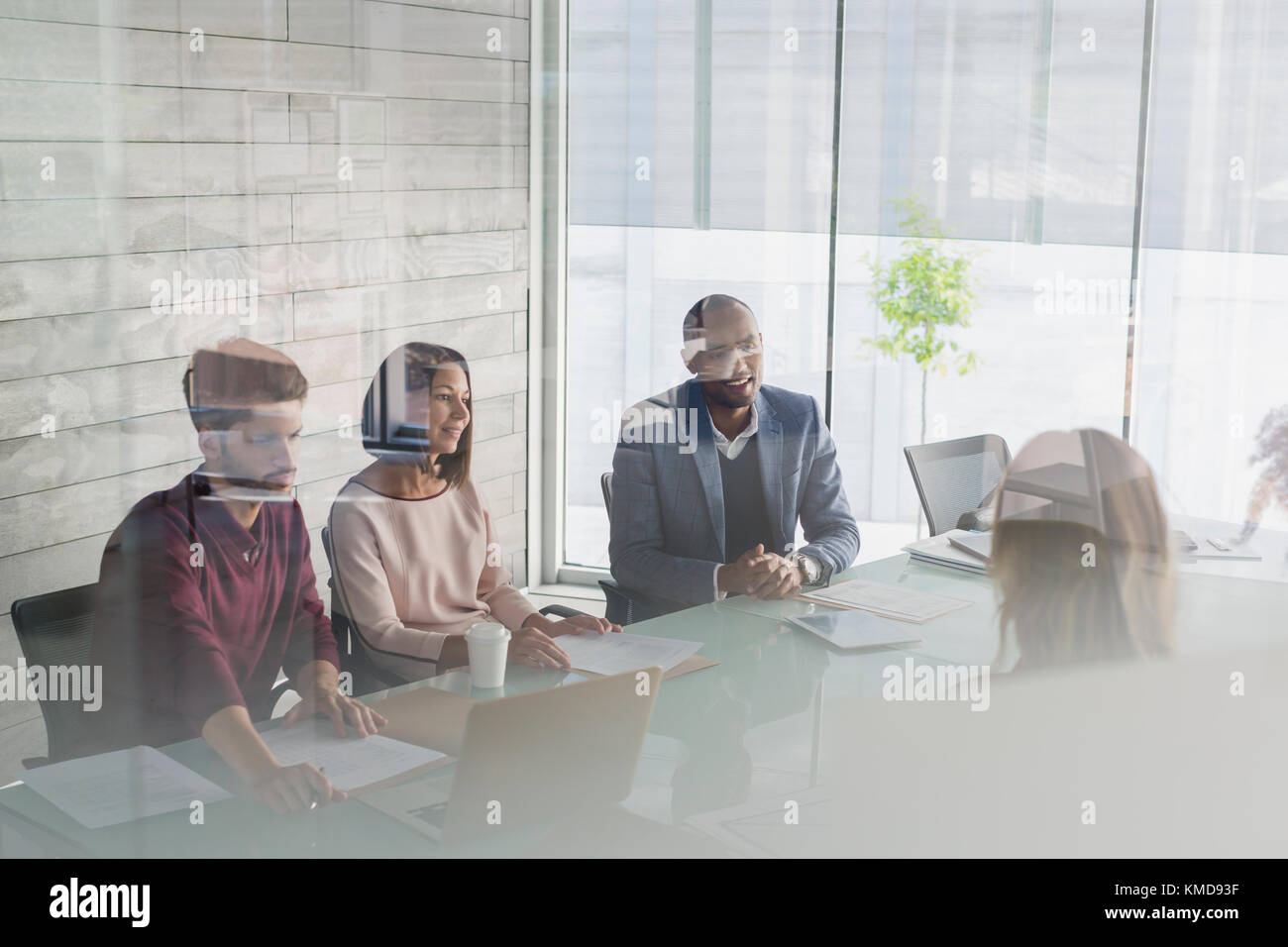 La gente di affari di parlare nella sala conferenza incontro Foto Stock