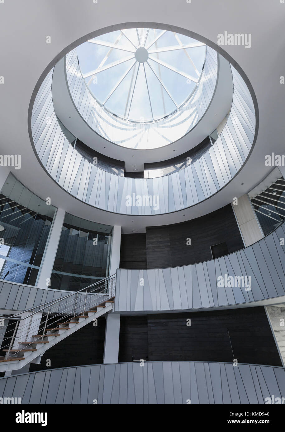 Finestre di vetro rotunda architettura in un moderno atrio per uffici Foto Stock