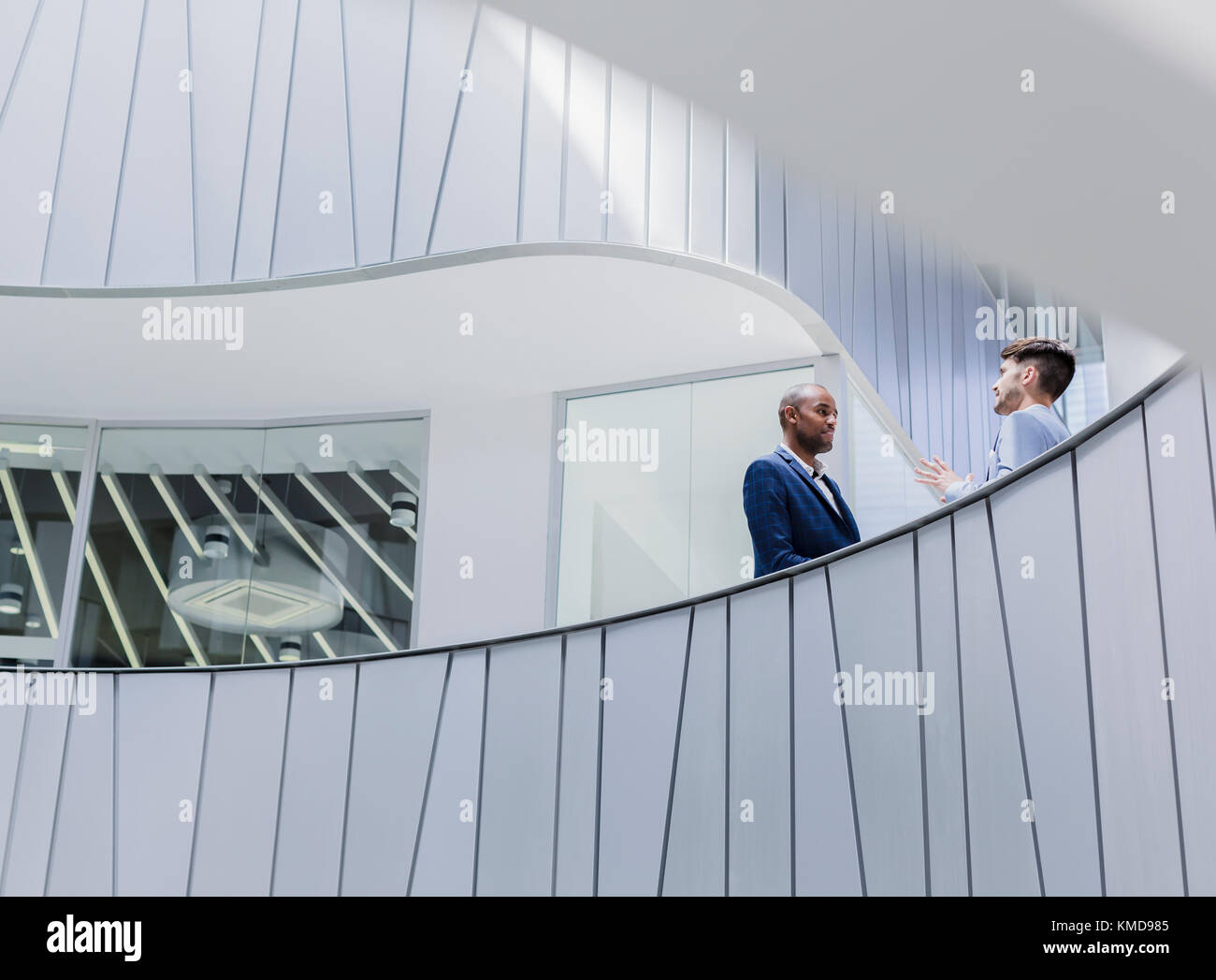 Uomini d'affari che parlano di architettura, moderno balcone dell'ufficio Foto Stock