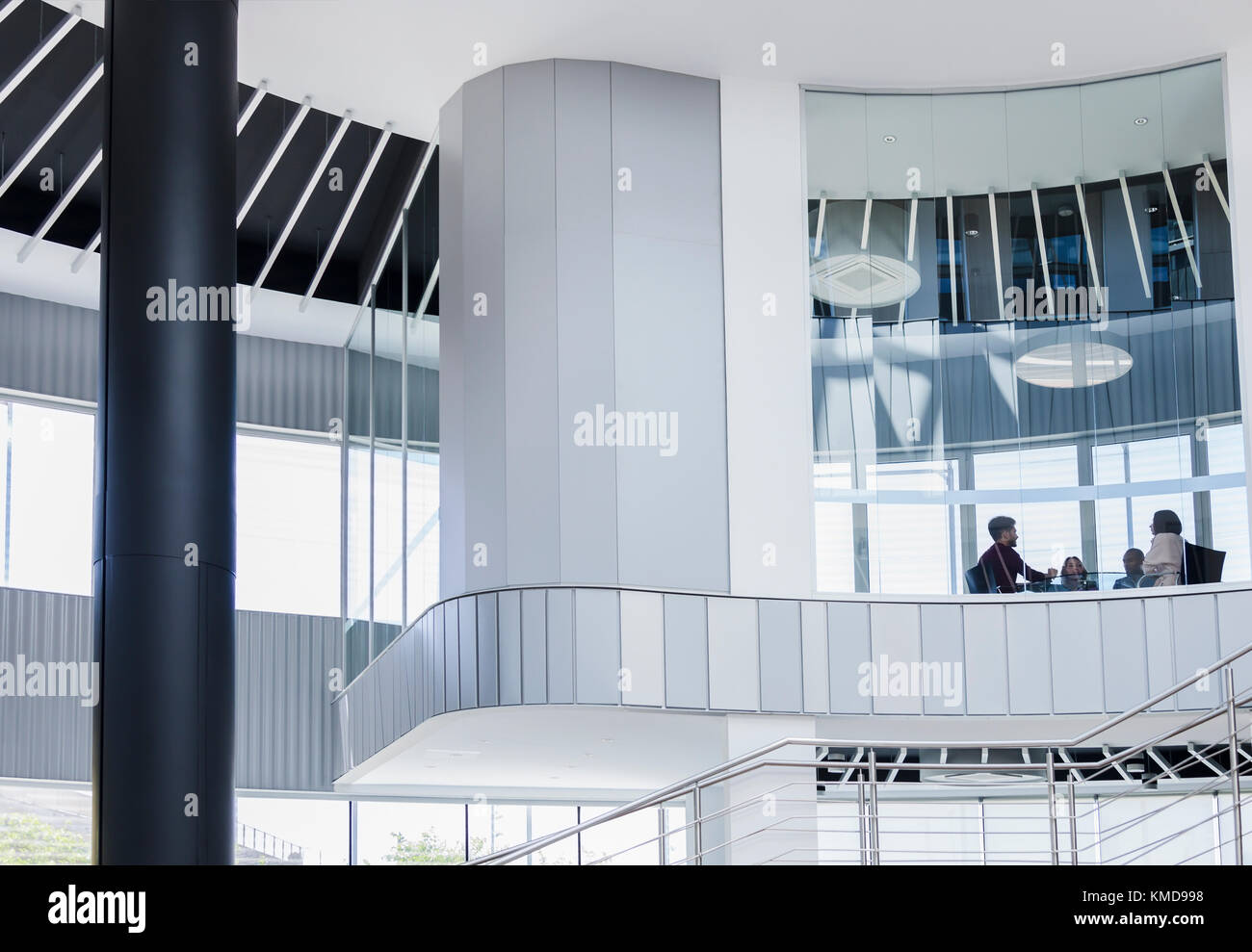 Gli uomini d'affari si riunano in una moderna e architettonica finestra della sala conferenze Foto Stock