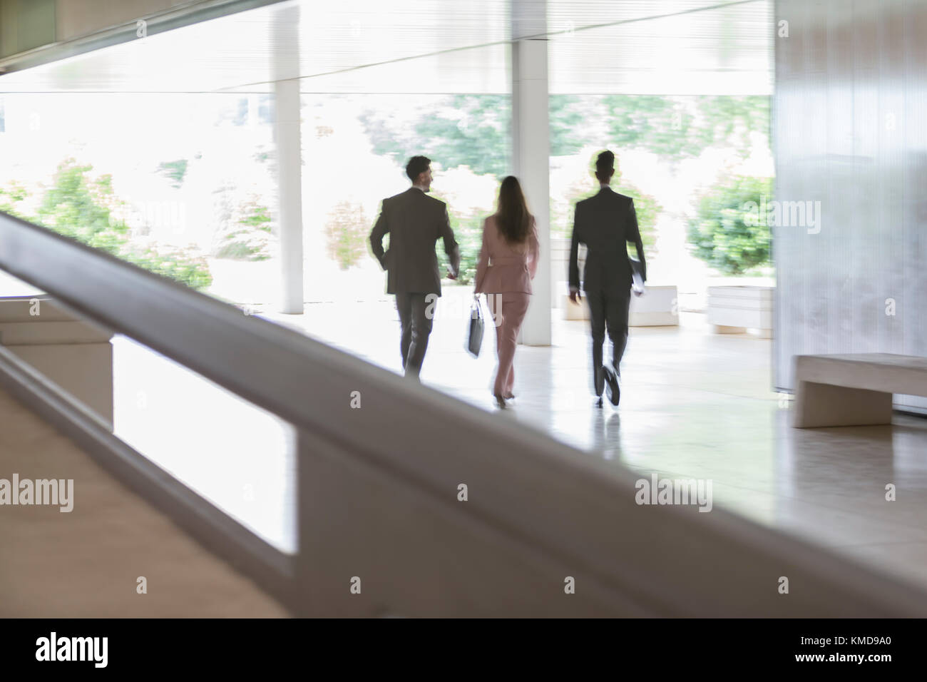 La gente di affari a piedi nella lobby di office Foto Stock