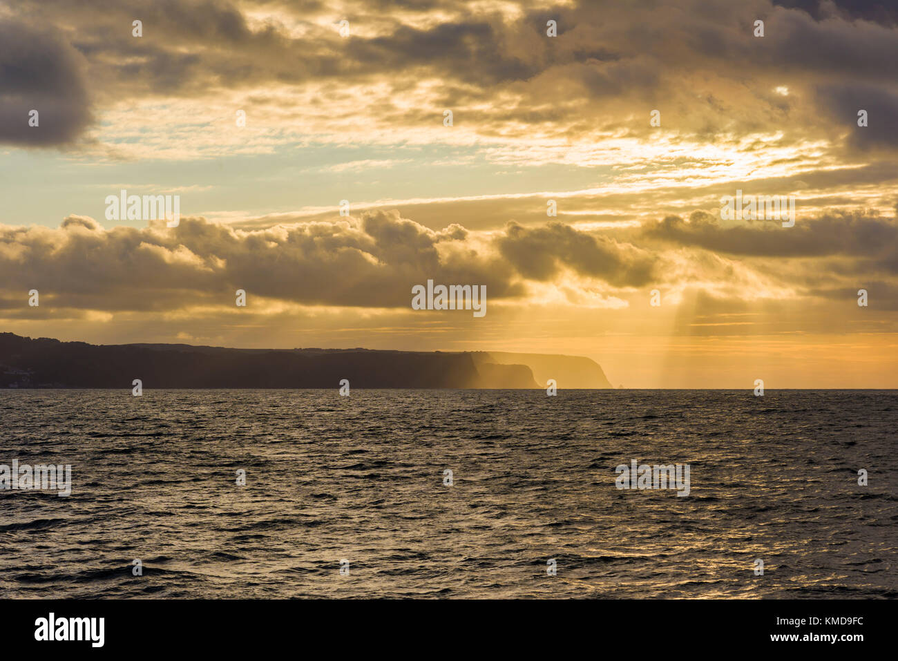 Sunset over Hartland Point visto dal Peppercombe sulla North Devon patrimonio, Inghilterra. Foto Stock