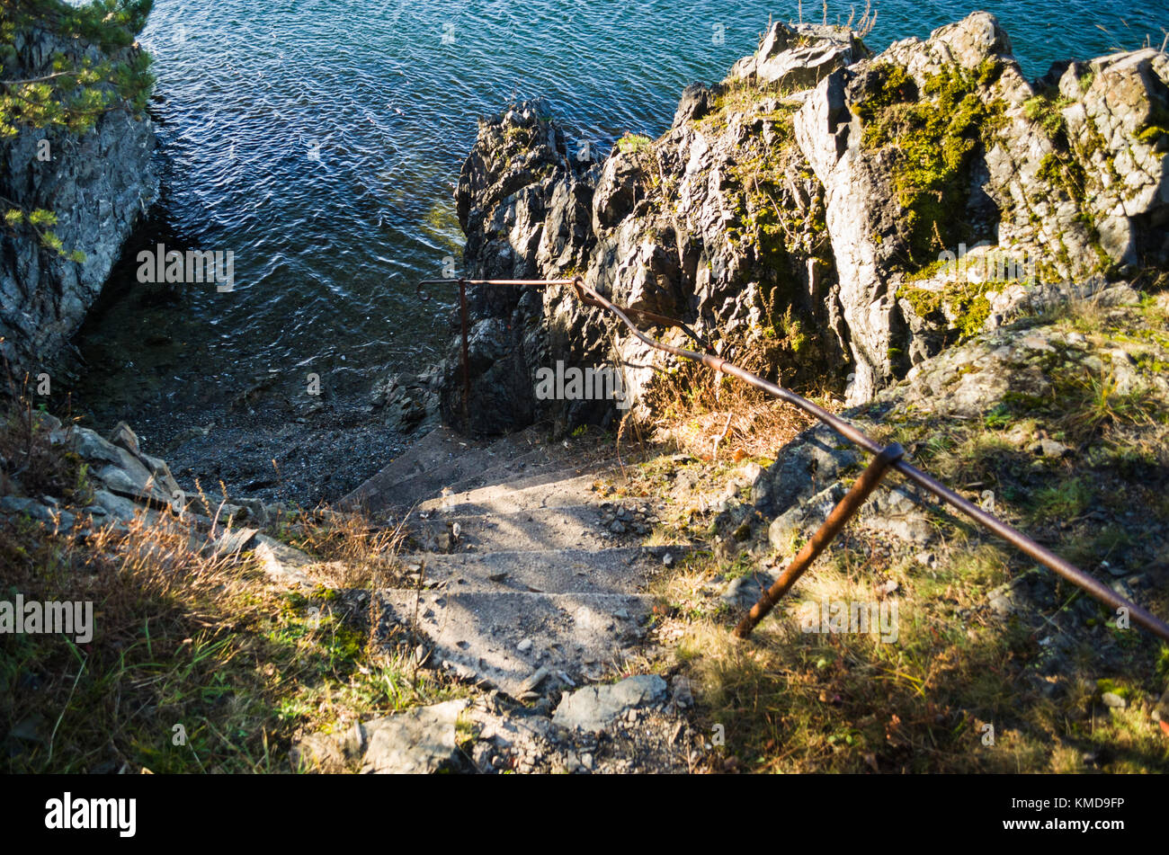 Scogliere rocciose della penisola di Bygdoy nella calma della giornata soleggiata, perfetto domenica meta di passeggiate, escursioni o il nuoto, luogo molto popolare a Oslo, Norvegia. Foto Stock